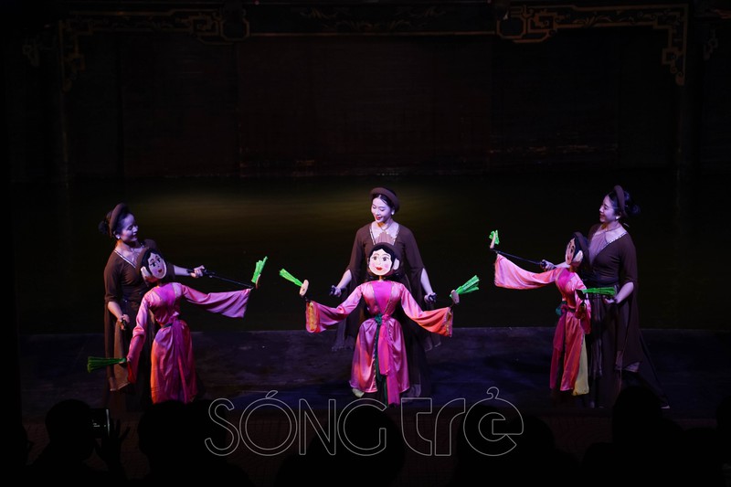 Song Tre News - Người trẻ mê mẩn không gian múa rối truyền thống